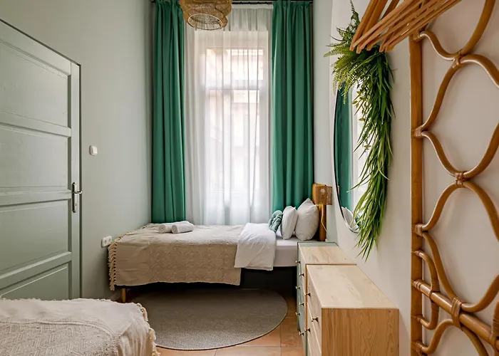 Jungle Aesthetics Downtown Aircon And Garage Parking Daire Budapeşte